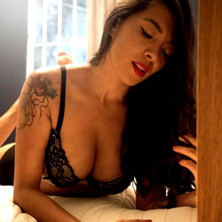 OnlyFans Model Ale Zetina: Striking a Pose in Her Lingerie