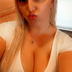 OnlyFans Model Alexa Blissful Shares Stunning New Photos 💗