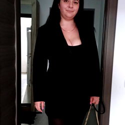 Amiraisa Model Shot in Hallway