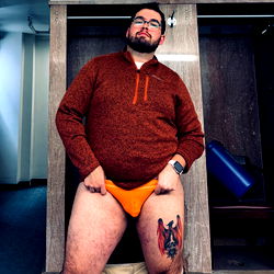 OnlyFans Model Sam Lowe Strikes a Humorous Pose in Dressing Room