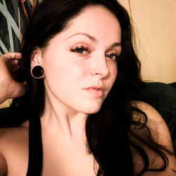 Stylish Oona, a Model in Her 20s