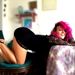 Quinn's Playful Bedroom Moment