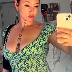 Model AIMALLE ★ capturing a candid moment on Instagram