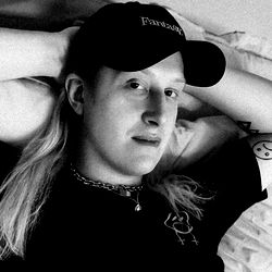 Model Alexei Aster: Casual, Comfortable, and Confident