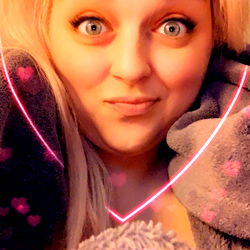 OnlyFans Model with Blonde Hair and Tattoo, Looking to Collaborate