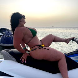 Pink berry on a boat - OnlyFans Model