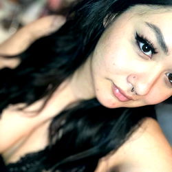 Model Aliiixx143 Posing for Onlyfans