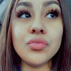 Quintana Evelin, a social media influencer with stunning eyes and long eyelashes