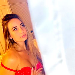 OnlyFans Model SexyMoxoxo in Sultry Pose