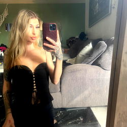 Jamee Chalmers: A Photoshoot in Hamilton, Ontario