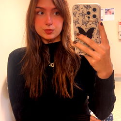 Model Lex 🍑💦 on a Mirror Selfie