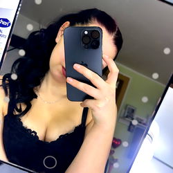 Michi, a beauty influencer in front of her mirror selfie