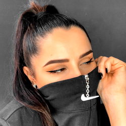 Angélica: A Model's Nike Zip-Up Moment