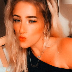 OnlyFans Model Am Rose Posing in Front of Mirror