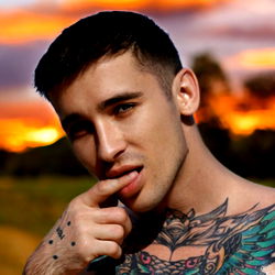 Onlyfans Model DENNIS NICKOLERO 💦🍑