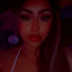 Amayaaa's Glamorous Selfie