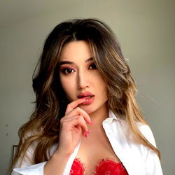 Alexandra: A Striking Model Capturing Attention with Her Unique Style