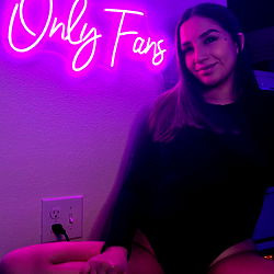 Seductive OnlyFans Model Cryssy Sharing Glamorous Photos on Instagram