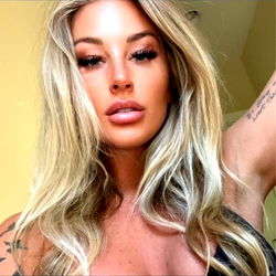 Avxo: A Seductive Vixen