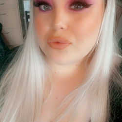 Amber Taylor, Edinburgh OnlyFans Model with Striking Purple Makeup