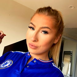 Astrid Wett, Chelsea Jersey in Living Room