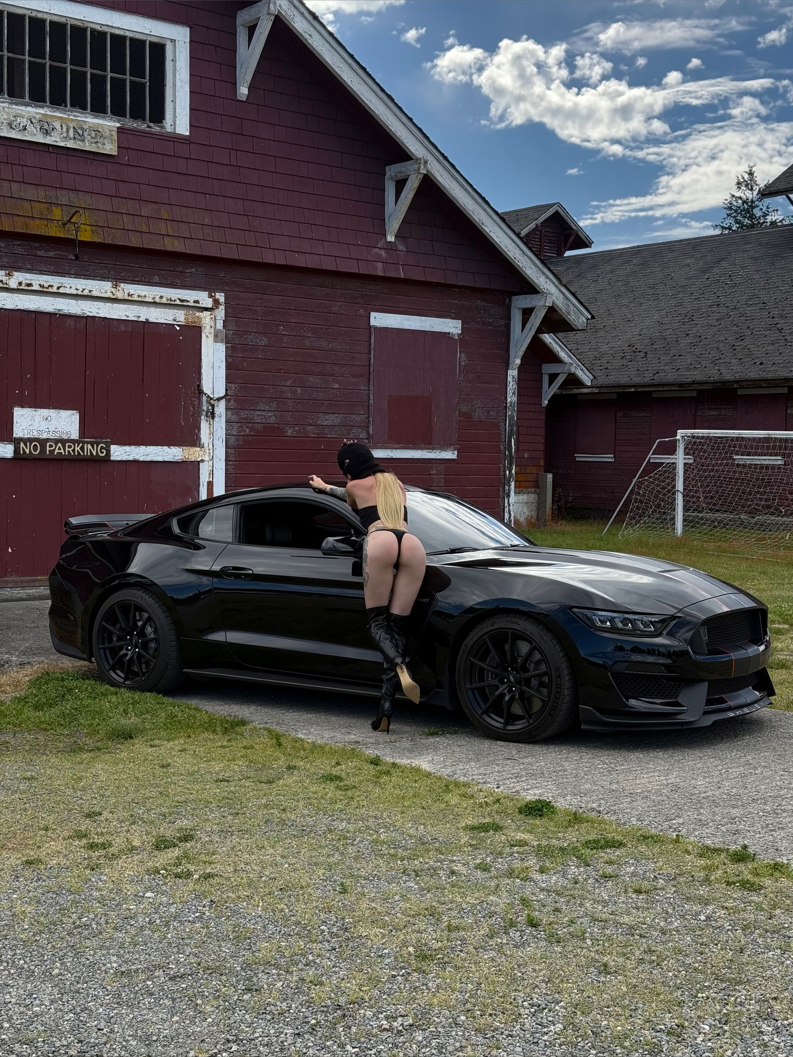 tinytattedblonde photo