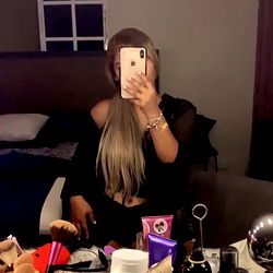 Amharia, OnlyFans Model: Showcasing Her Beauty at the Vanity