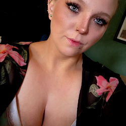 Alaskan Babe - OnlyFans Model in a Casual Pose