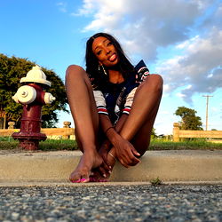 Aura Moods, a striking model in a casual pose