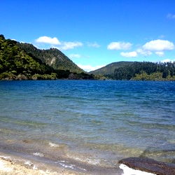 Stunning NZ Lake with Mountains in the Backdrop - Antgj
