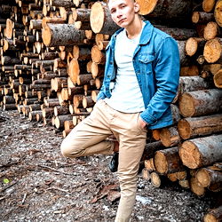 Sunny Alex, a Fitness Model by Logs