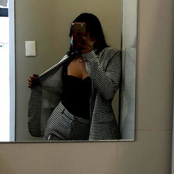 Alika's OnlyFans Mirror Selfie: Stylish and Confident