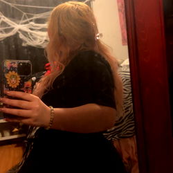 OnlyFans Model Aquari Showcasing a Room