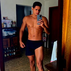 Fitness Model Gustavo in Home Gym