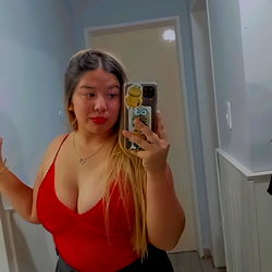 Angie Benitez: OnlyFans Model Pose for Photo