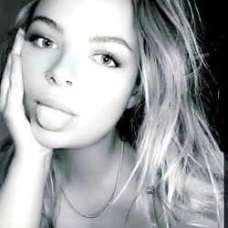 Sophie Sanders, OnlyFans Model: Aesthetic and Poised