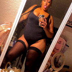 Houston Model Poses for Mirror Selfie