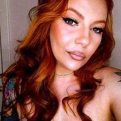 Raposinha: Elegant Red-Headed Model