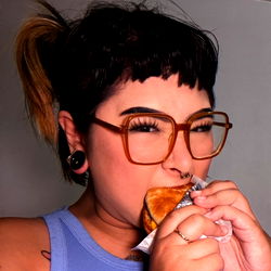 Em 🍒, OnlyFans Model, Snacking