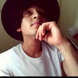 Alek Slim, a young adult from CDMX