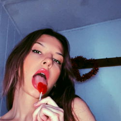 OnlyFans Model Juicy Underworld Sharing a Moment of Pleasure