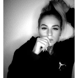 Chic Amicelli, Bayern Model, Shares a Moment