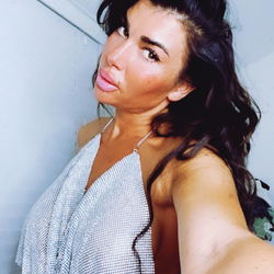 @cassiehoney100 - A Seductive and Confident Model