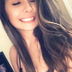 OnlyFans Model Elizabeth Terry Smiling and Looking into Camera