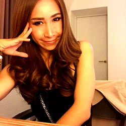 Transnicky: Confident and Chic in a Hotel Room