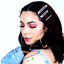 Stylish Model La Materialista