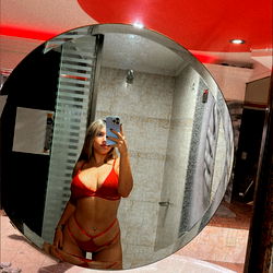 Model Al Caos in Bathroom Mirror