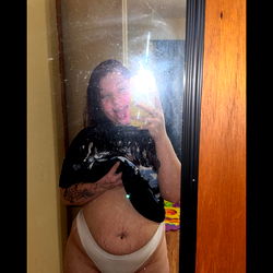 SimplyHenny: Confidently Embracing Body Positivity