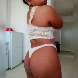 Model Showcasing OnlyFans Model Mariidul