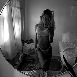 Abby <3's OnlyFans Reflection